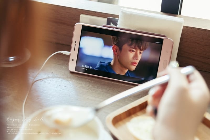 3C ♥ 時尚追劇x美型耀眼 讓人愛不釋手的玫瑰金6.8吋大螢幕手機。ASUS ZenFone 3 Ultra (ZU680KL) ♫ - 第21張圖 IMG_7806