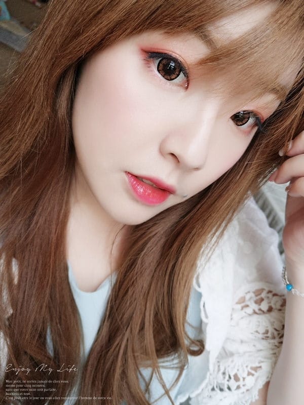 彩妝 ♥ KOSE高絲唇彩魔法雨衣。簡單一步驟讓唇彩不沾染、不掉色、亮麗一整天 ♫ - 第12張圖 IMG_20170526_160918